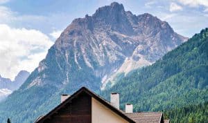 Residence Contrin offre appartamenti con balcone e vista sulla Marmolada