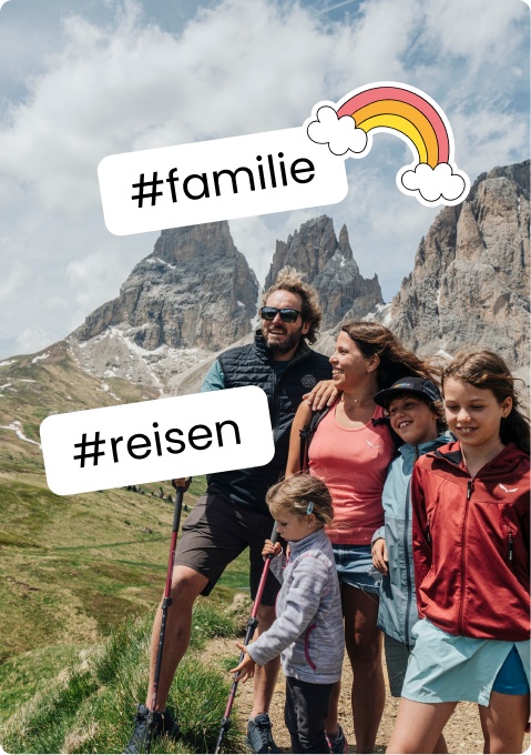 Familie wandert (Eltern und drei Kinder) vor markanten Felsformationen; Sticker '#familie' '#reisen'.
