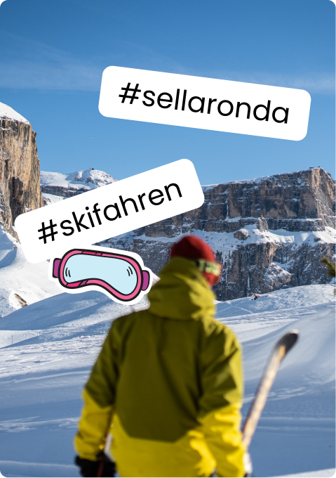 Skifahrer von hinten mit Skiern vor schneebedeckten Felsen; Text: #sellaronda #skifahren