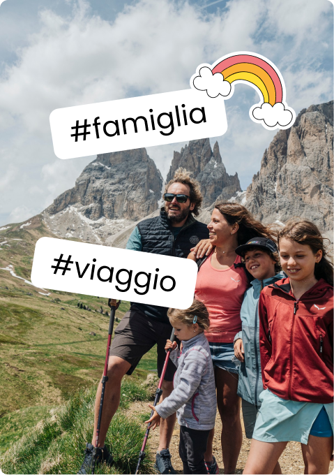 Famiglia in escursione su sentiero montano con picchi rocciosi, sticker #famiglia #viaggio e adesivo arcobaleno