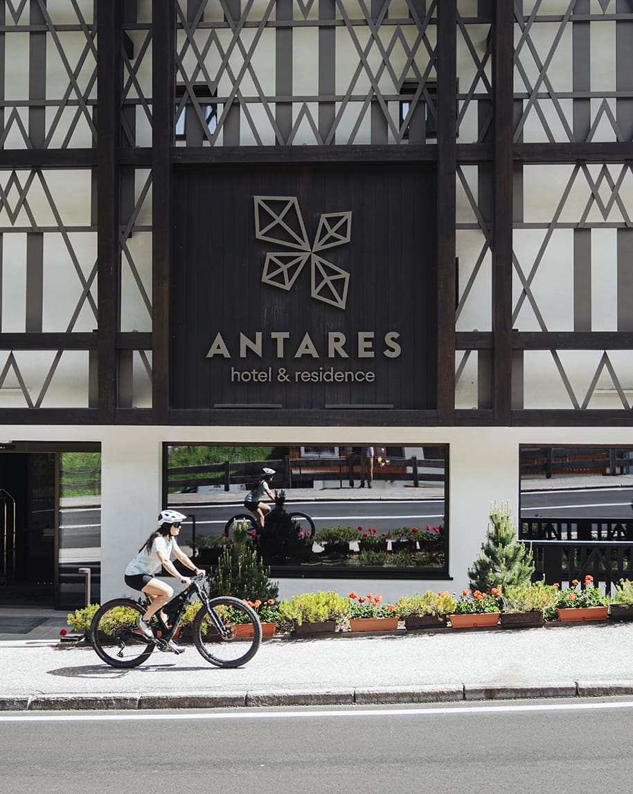 Facciata con insegna ANTARES Hotel & Residence, ciclista in bicicletta davanti allHotel