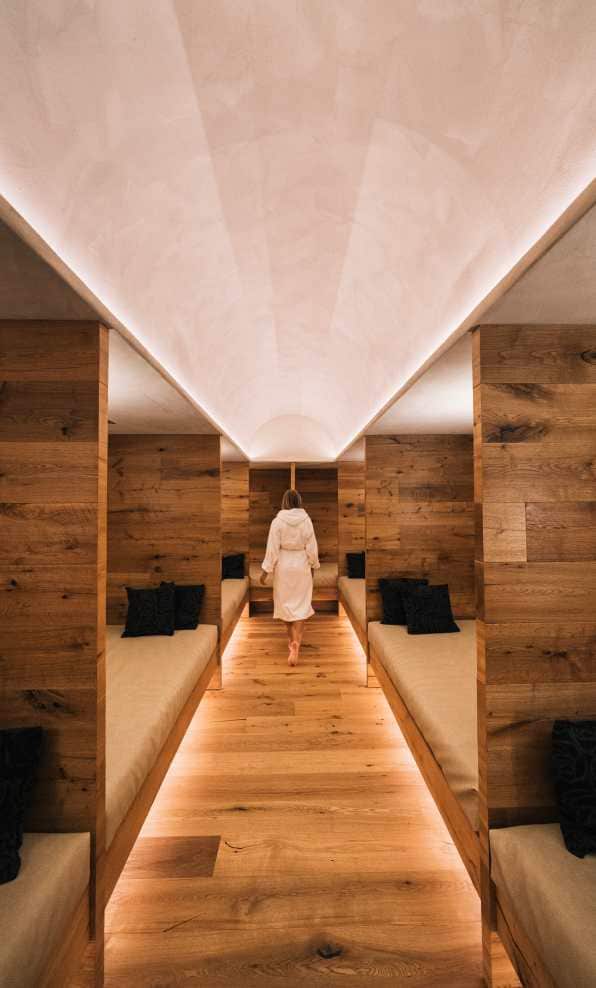 Area relax in legno che ricorda i tipici letti Ciacianél che c'erano una volta accanto alle stufe a olle. Presso Spa Garneta - Garni Aritz B&B - Campitello di Fassa Dolomiti Italia