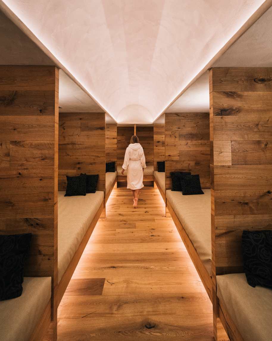 Area relax in legno con letti che ricordano il Ciacianél nella SPA Garneta del Garni Aritz B&B a Campitello di Fassa in Dolomiti