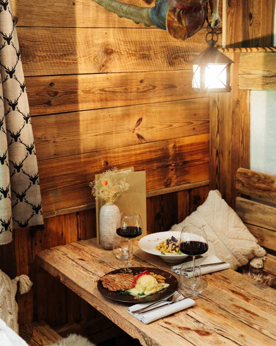 Cena tipica Trentina al ristorante birreria Rampeer a Campitello di Fassa Dolomiti
